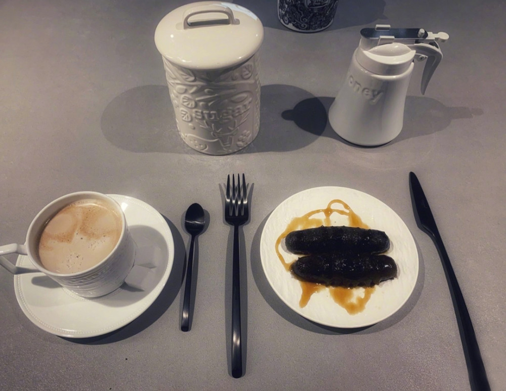 华晨宇晒豪华早餐百万网友围观这也太壕了贫穷限制我的想象