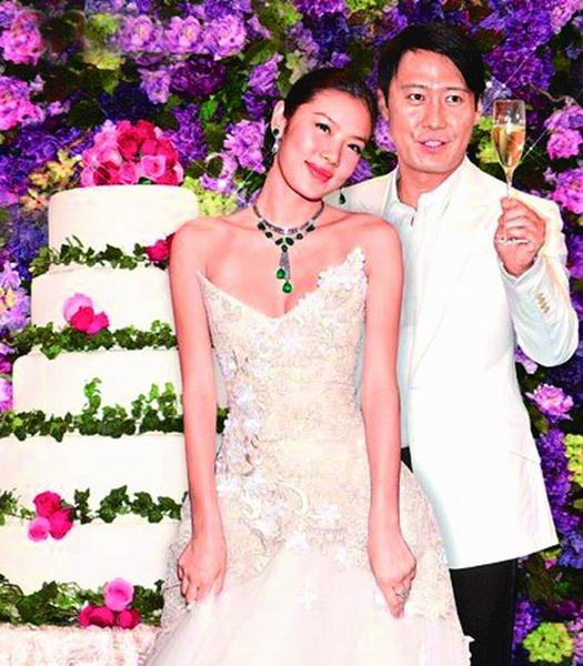 十分喜欢玩乐,经常夜不归宿,泡酒吧蹦迪,但是结婚后,由于黎明不喜欢