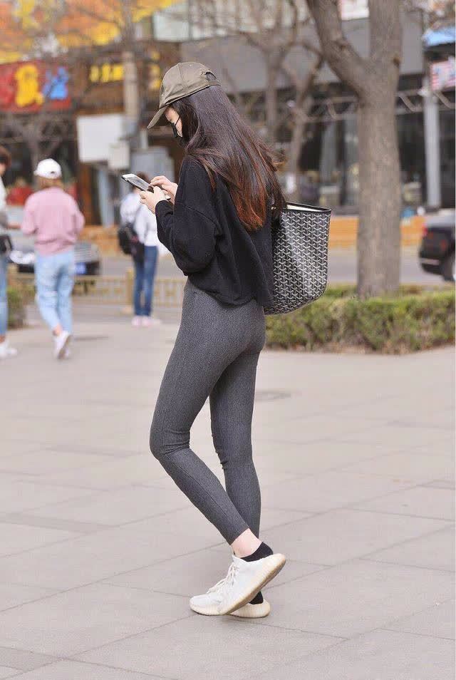 深灰色打底裤穿出高级感,显高显瘦又个性,白色运动鞋更显活泼