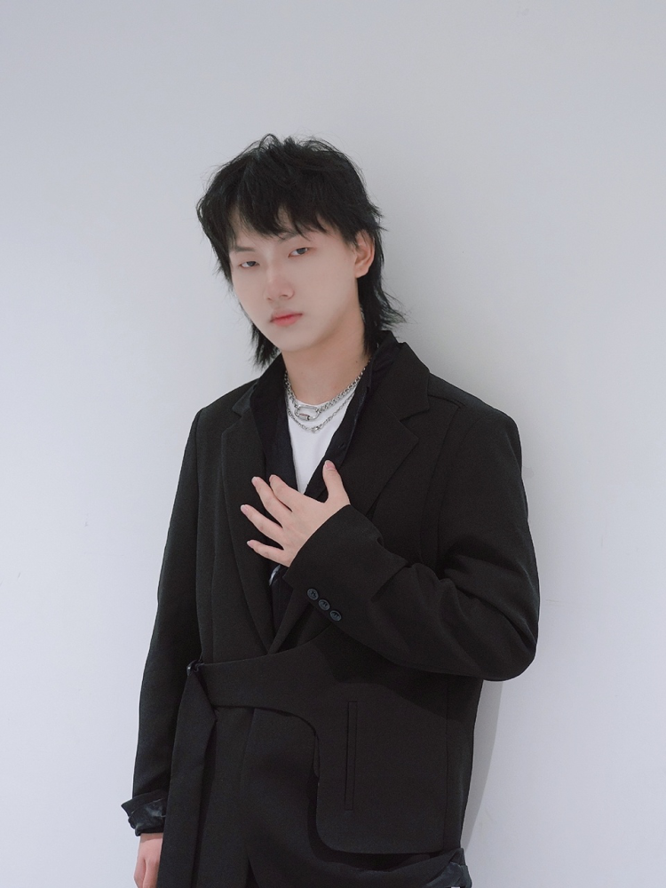 qg放出fly西装照,粉丝直接拿出珍藏品,直言这张可以出道了