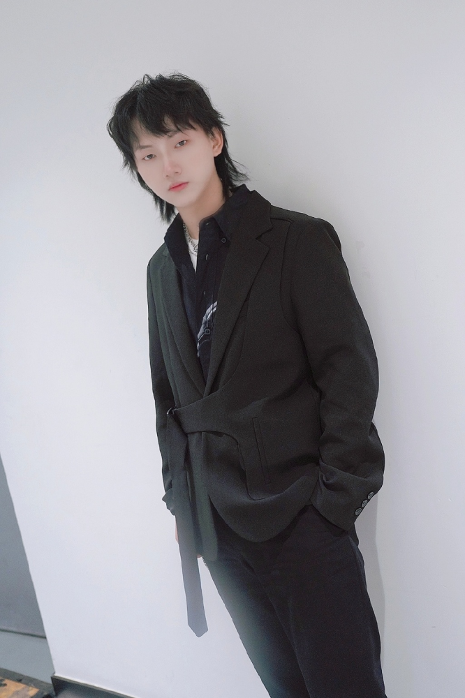 qg放出fly西装照粉丝直接拿出珍藏品直言这张可以出道了