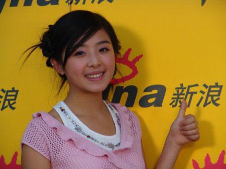 张含韵15岁出道认刘德华当干爹至今却不温不火