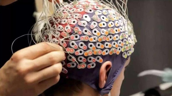 给大脑开个洞,装上芯片就能用意念打游戏,赛博朋克真的要来临了?