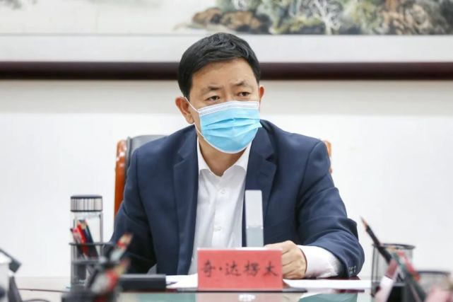 在会议中讲话(图/郭文婕)区领导赵建舟,班秀萍,李志刚,么海明,郭红光