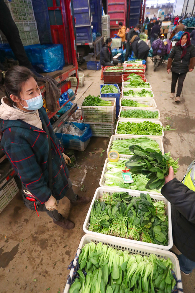 不止稳菜价也要稳菜贩上海江桥批发市场多举措鼓励商户留沪过年