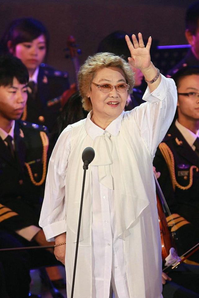 90岁郭兰英仍时髦端庄穿红色开衫搭旗袍古典显瘦戴眼镜好慈祥