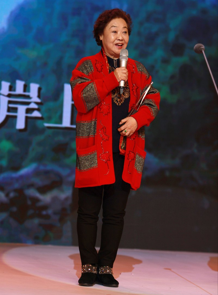 90岁郭兰英仍时髦端庄穿红色开衫搭旗袍古典显瘦戴眼镜好慈祥