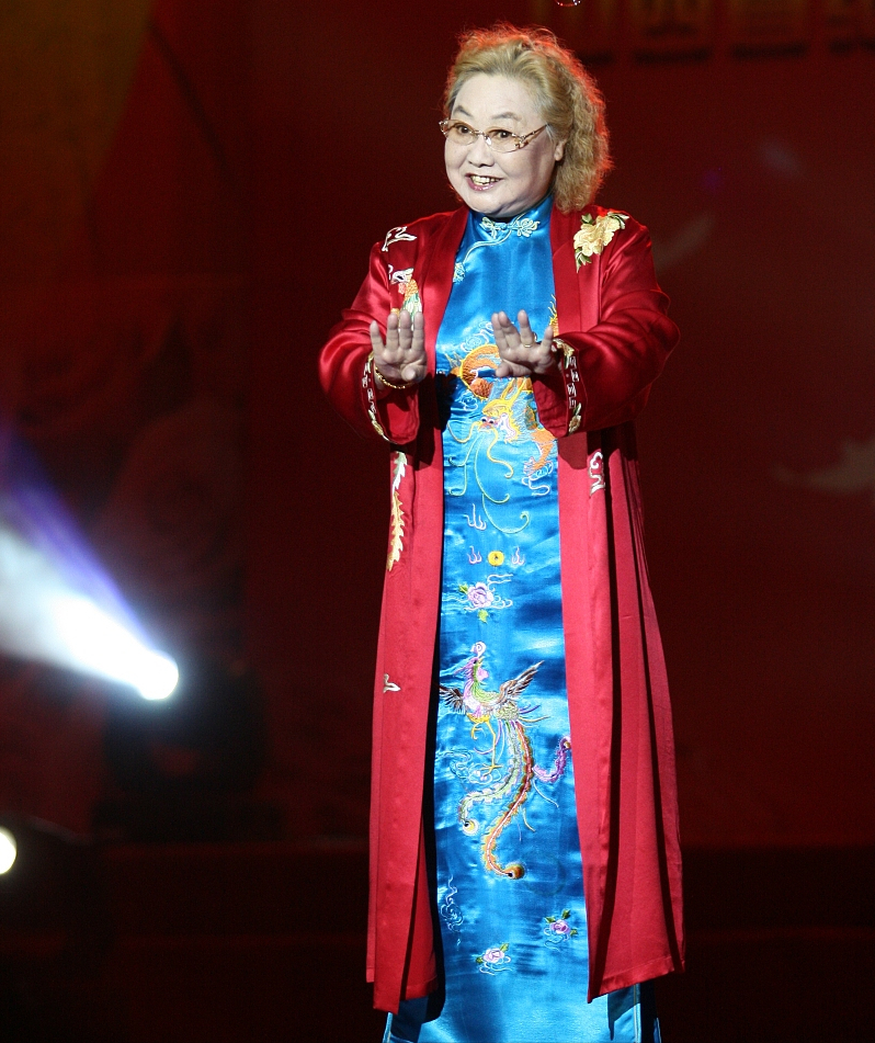 90岁郭兰英仍时髦端庄穿红色开衫搭旗袍古典显瘦戴眼镜好慈祥