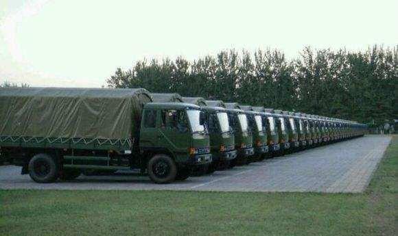 西方人不明白解放军为啥那么厉害,看到军车如何停放时,疑惑解开