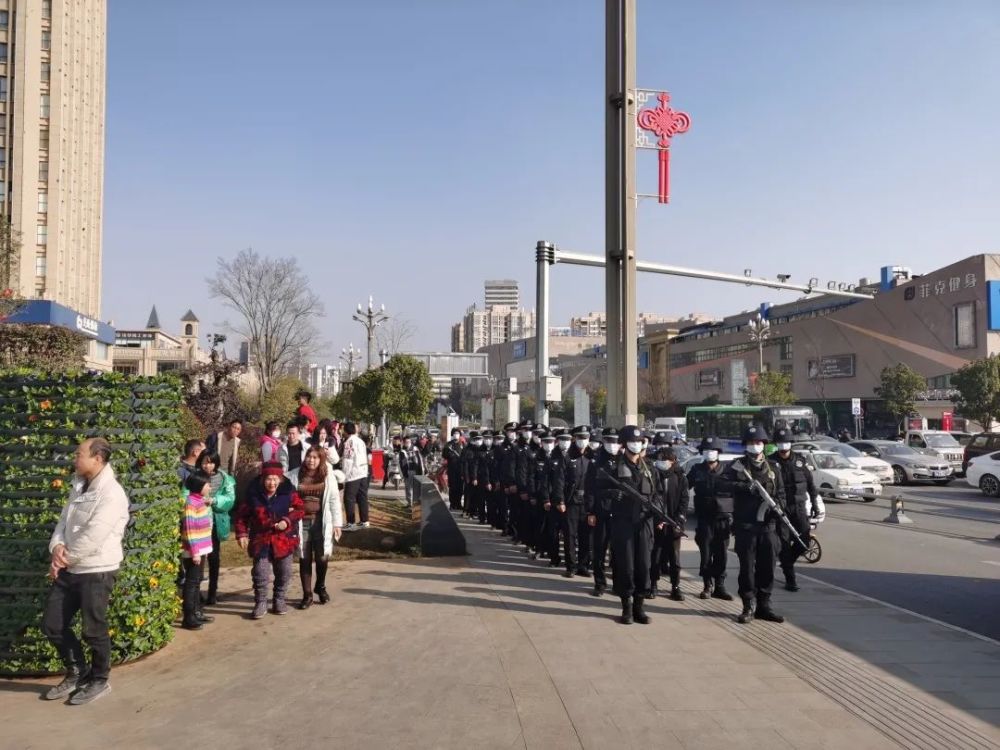 有人在昭通省耕公園水街打群架抓了警方押解嫌疑人指認現場視頻