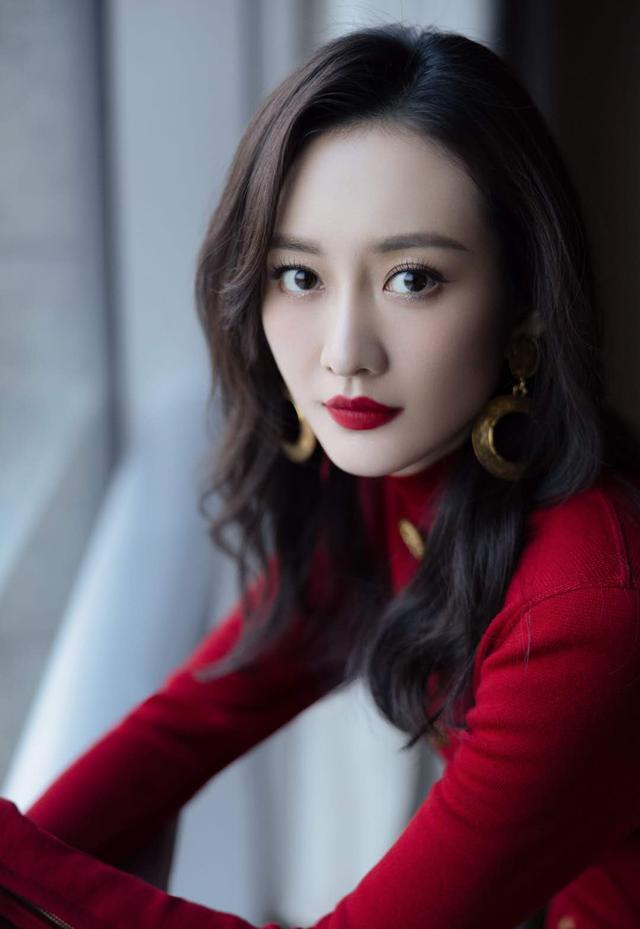 王鸥美得好放肆穿红裙亮相明艳又大气尽显成熟女人的魅力