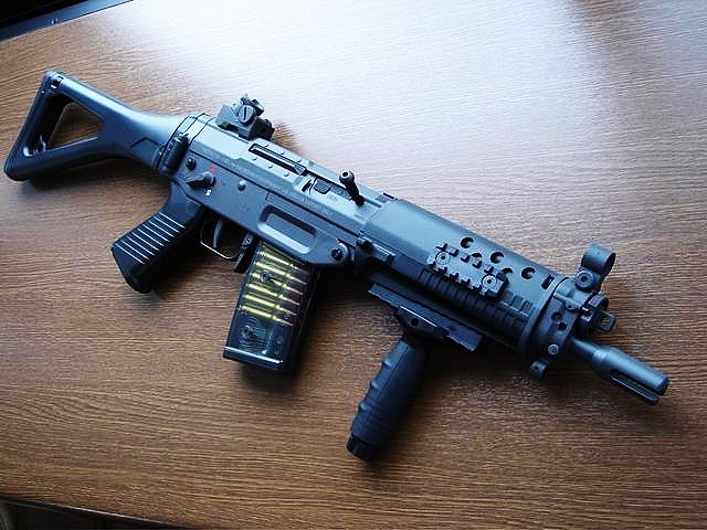 瑞士sig公司的这种sg550突击步枪的军用版本中有两种型号,其中标准型