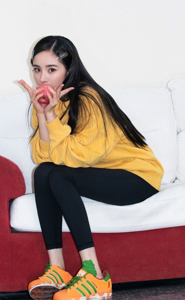 杨幂终于放弃露腿了黑色皮裤配马丁靴小细腿依然是亮点