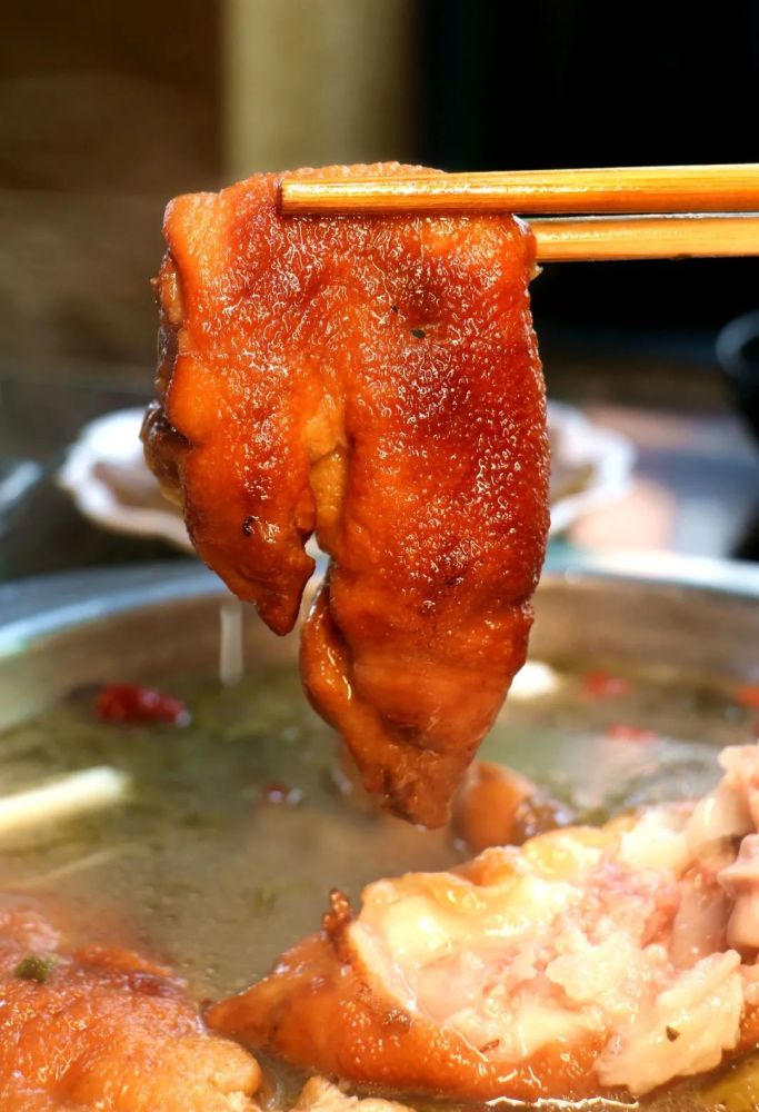 【特色酸菜脆皮蹄花】每锅都是用的大骨汤熬制而成,每份大约有3根大的