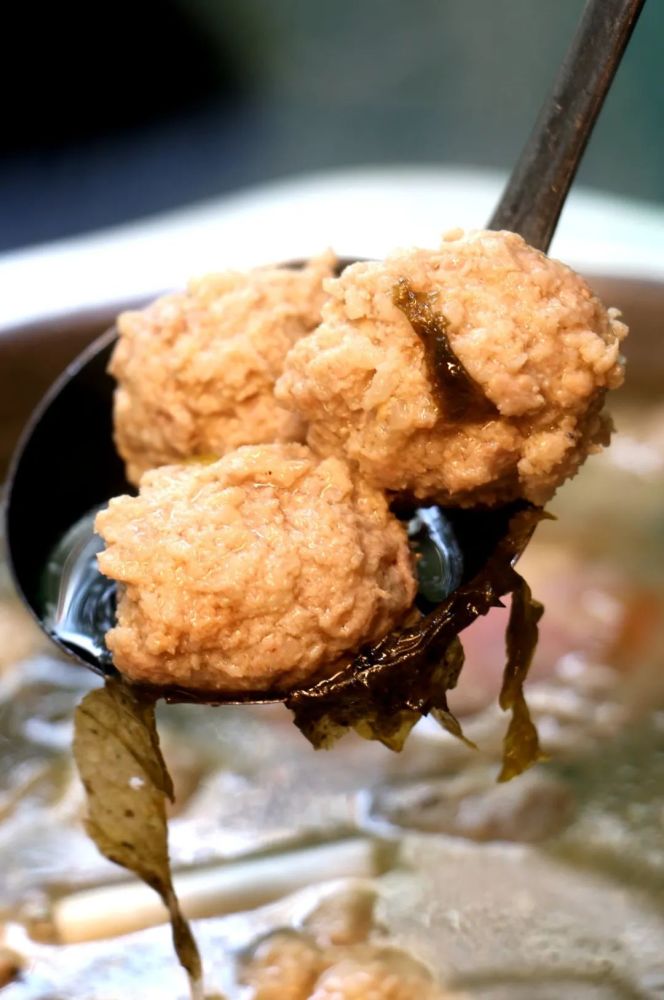 看着这锅诱人的酸菜丸子,那香气立刻扑面而来,口水都要出来啦!