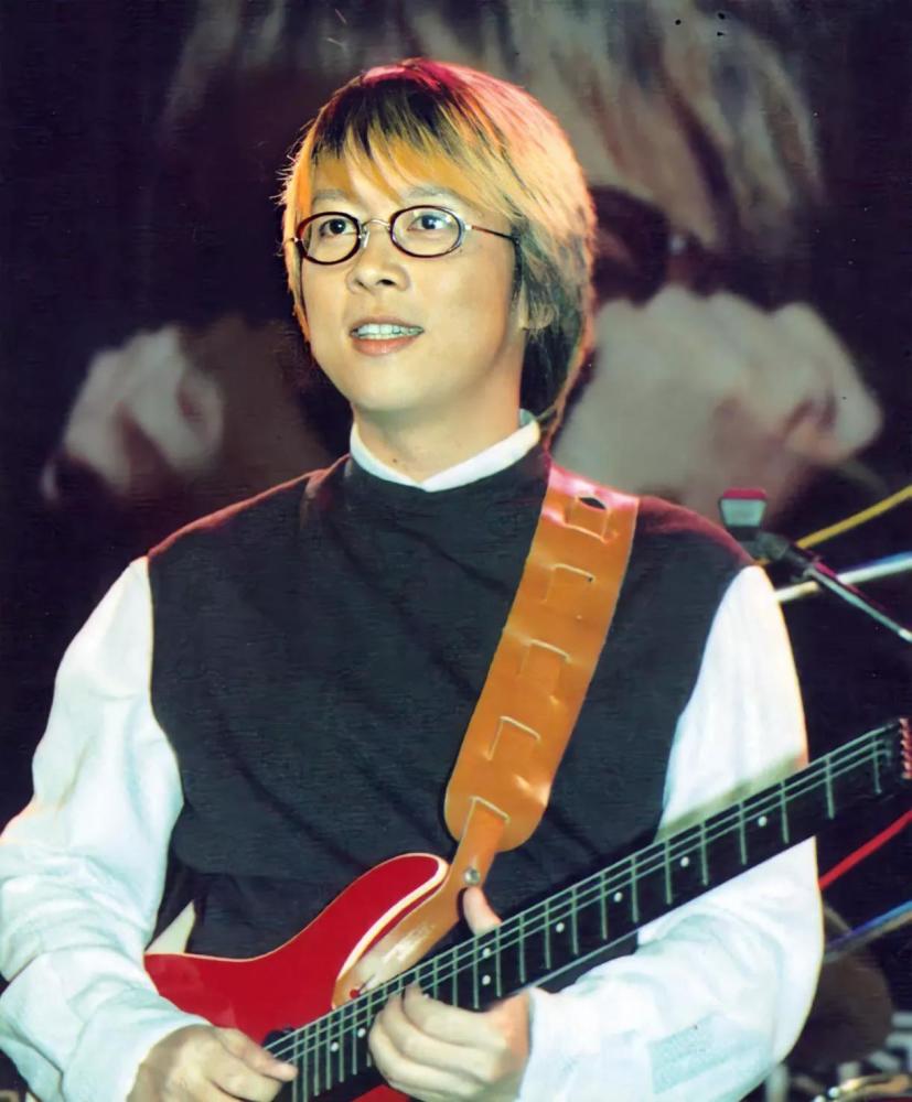 1997年张雨生离世葬礼上痛哭晕厥的女孩后来成为了天后