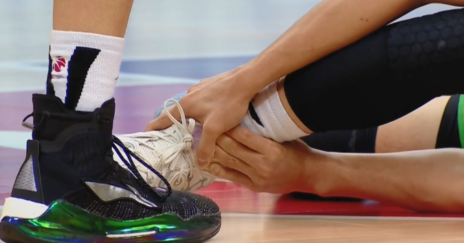 国手连伤3人赵继伟崴脚受伤被队友背出场地伤情不明