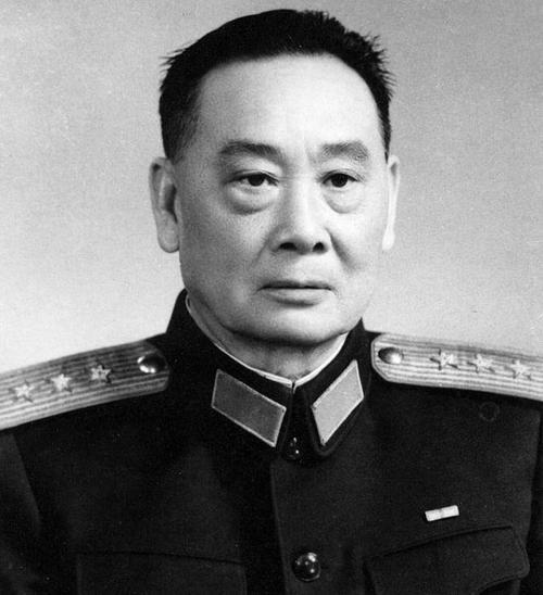 1955年,陶峙嶽擔任新疆軍區副司令員,雖說是副的,但他的軍隊級別比