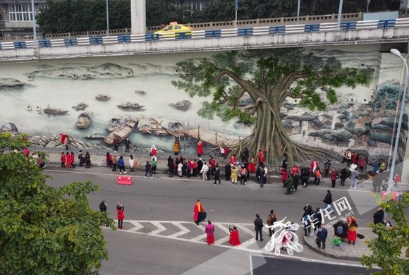 打卡南滨路超大壁画游客陡增务必文明观景注意安全