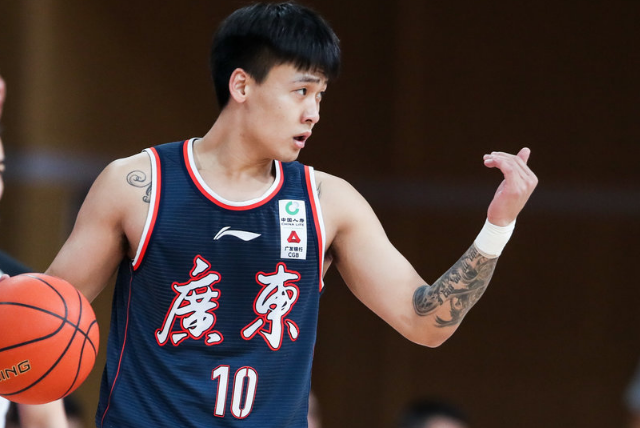 广东险胜辽宁夺CBA榜首！