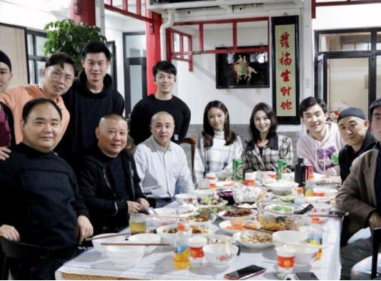 郭德纲跟人吃饭总是自带水杯和年轻时遭遇有关听完令人唏嘘