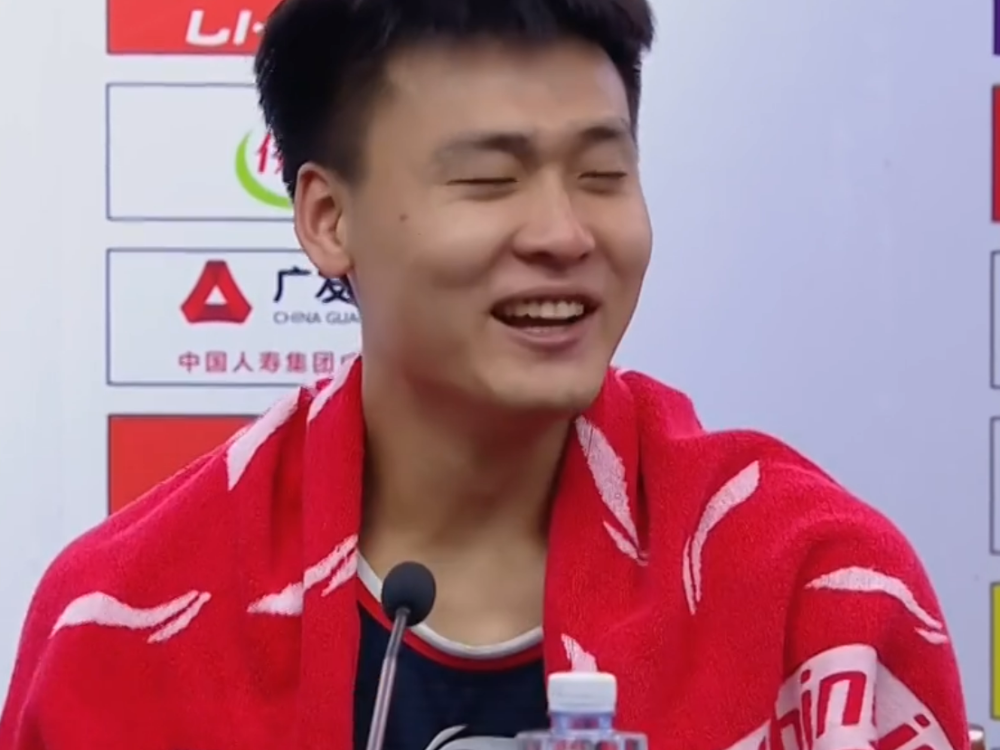 发布会两重天杜锋比心赵睿笑出声杨鸣道歉透露继伟伤势