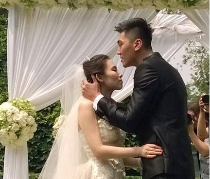 2014年6与,张博与妻子王莎莎步入婚姻殿堂,好友朱芳雨亲赴现场祝贺.