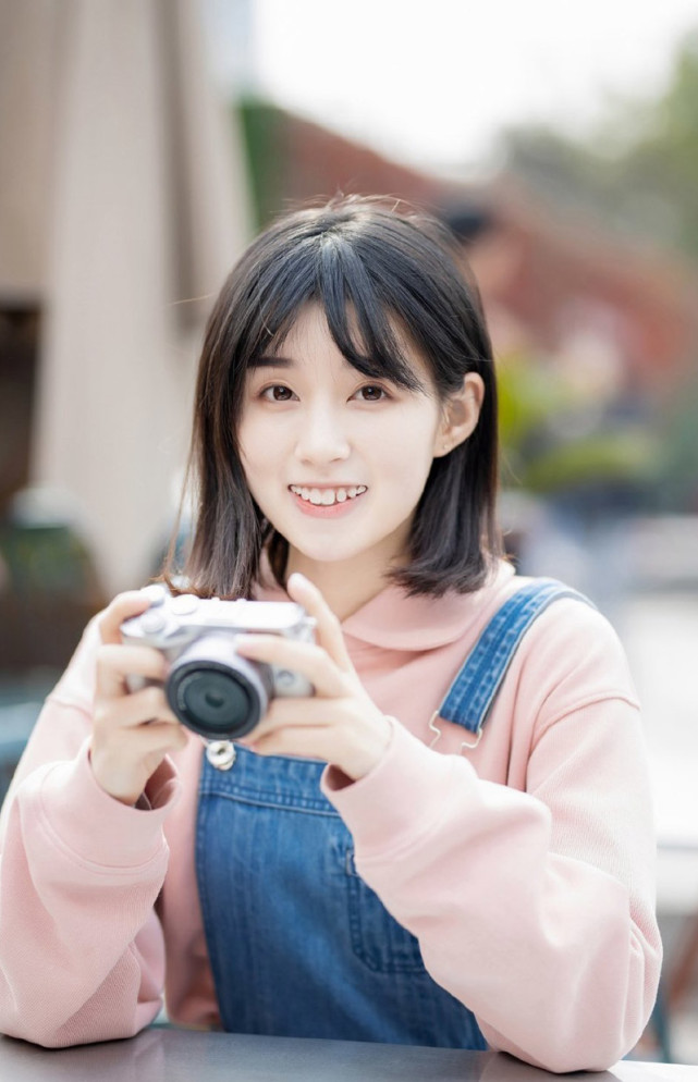 清纯气质短发美少女,可爱养眼