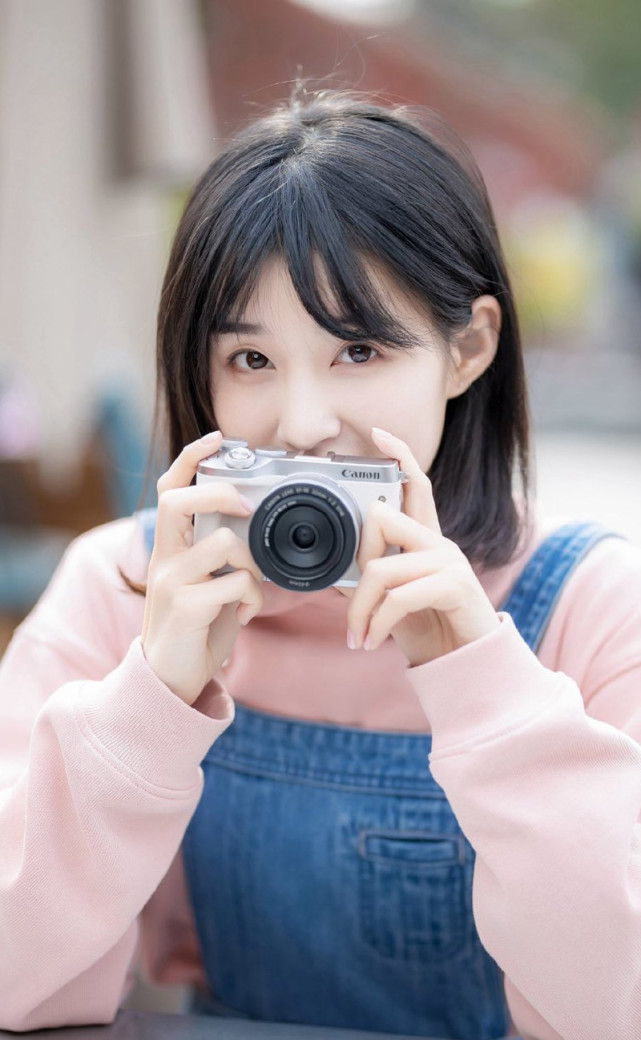 清纯气质短发美少女,可爱养眼