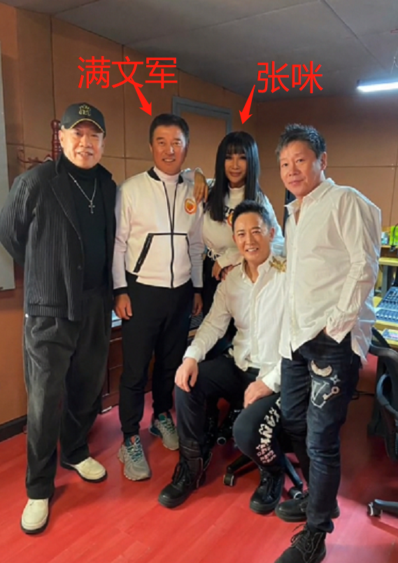 与张咪同框似两代人,曾亲手将妻子送进监狱