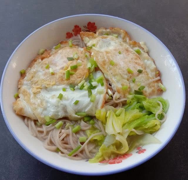 白菜鸡蛋荞麦面快手又营养的早餐面