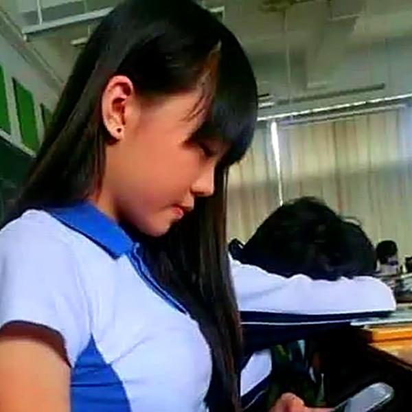 这下,班主任也被气着了,洪燕同学不但玩手机,还当着全班同学跟老师"顶