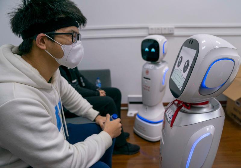 书本消毒柜,机器人"辅导员"……8000复旦学子留校过年,高科技护航校园