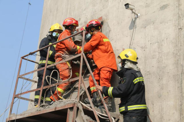 水泥半成品坍塌導致3人被困消防緊急救援