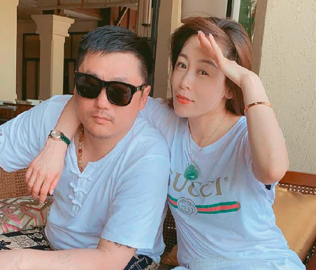 宋晓峰妻女罕见同框,长相精致宛如复制粘贴,身后奢侈万元包抢镜