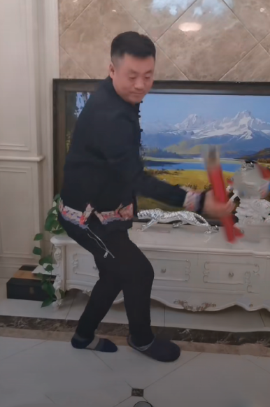 宋晓峰妻女罕见同框,长相精致宛如复制粘贴,身后奢侈万元包抢镜