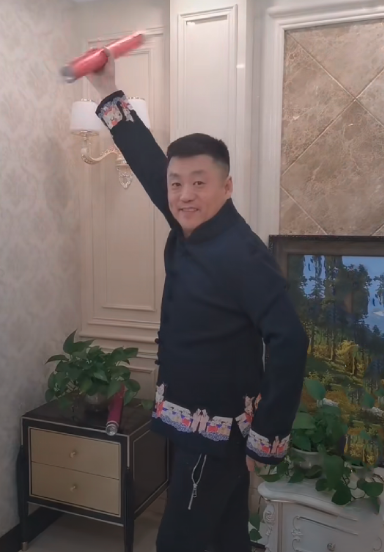 宋晓峰妻女罕见同框,长相精致宛如复制粘贴,身后奢侈万元包抢镜