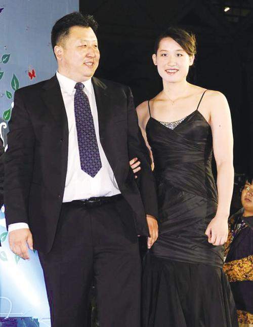 因为其麾下弟子陈欣怡被查出使用兴奋剂,被国际泳联禁赛,而教练金炜也