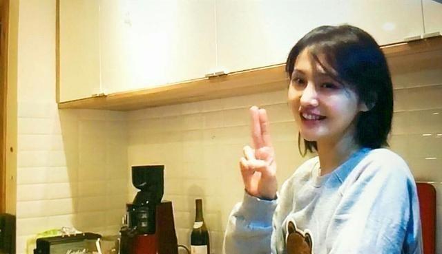 曝郑爽风波后首次露面,一个人拉着行李箱,落寞回东北老家过年