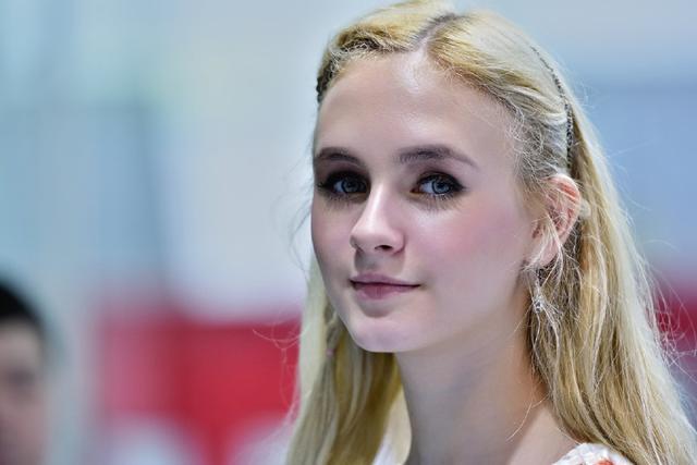 想抱个俄罗斯美女回家学会这一招回国后朋友的眼睛的都直了