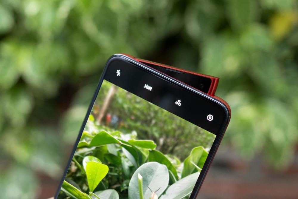 话又说回来了,oppo在像弹出式摄像头这样的机身创新设计上其实也有着