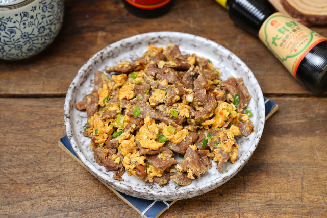广东人喜欢用牛肉炒鸡蛋,嫩滑美味又营养,做法不难轻松几步搞定