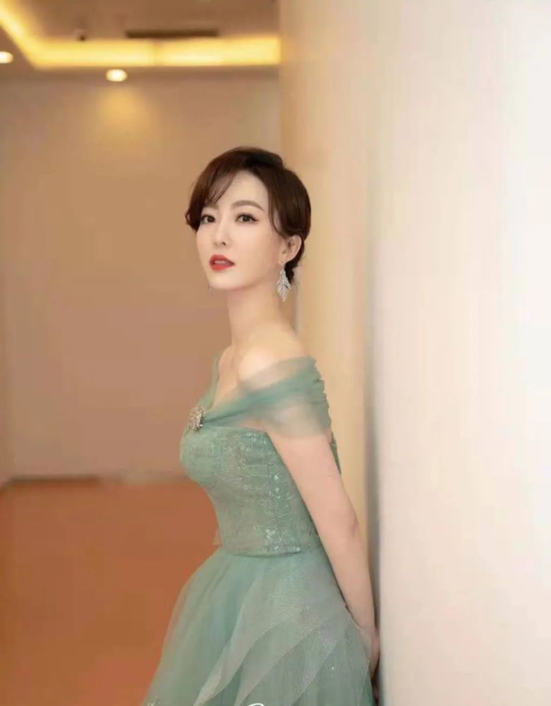 不愧是安徽台一姐!余声穿水绿纱裙美如仙女,这"水光肌"慕了
