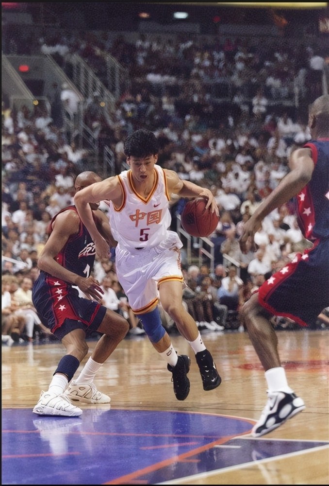 97米)关于郑武这把剑,江湖上已有不少传说,当它未出鞘时有如一泓碧水