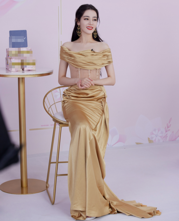 迪丽热巴金色拼接鱼尾裙亮相直播间状态佳人间绝美迪迪子