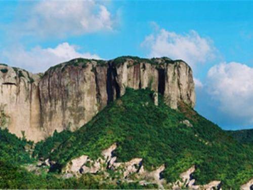 3,北斗洞洞口跟宽敞里面的光线也非常好,有很多植物的种类气候也很