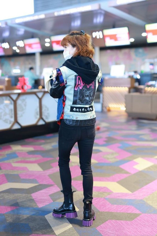 金巧巧真不安分穿潮服配卖菜包45岁阔太秒变精神小妹