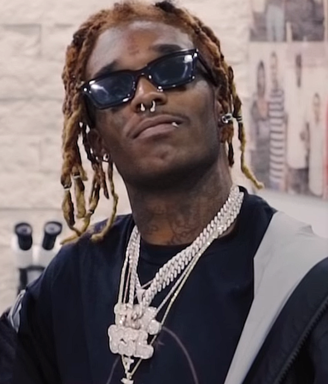 美国说唱歌手在额头打孔戴价值15亿超大粉钻效果酷似二郎神