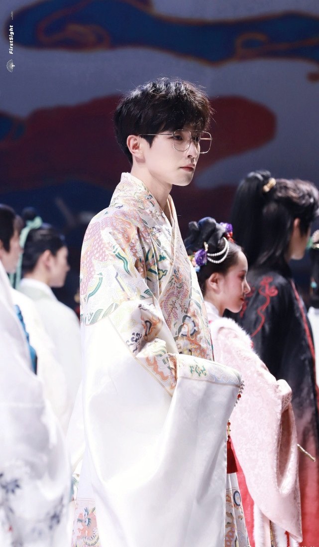 为啥会有妖扬这种人呢唱歌好听就算了穿汉服还这么帅