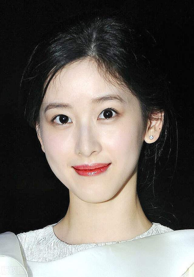 章泽天不愧是豪门阔太穿缎面连衣裙知性甜美利落扎发很高级